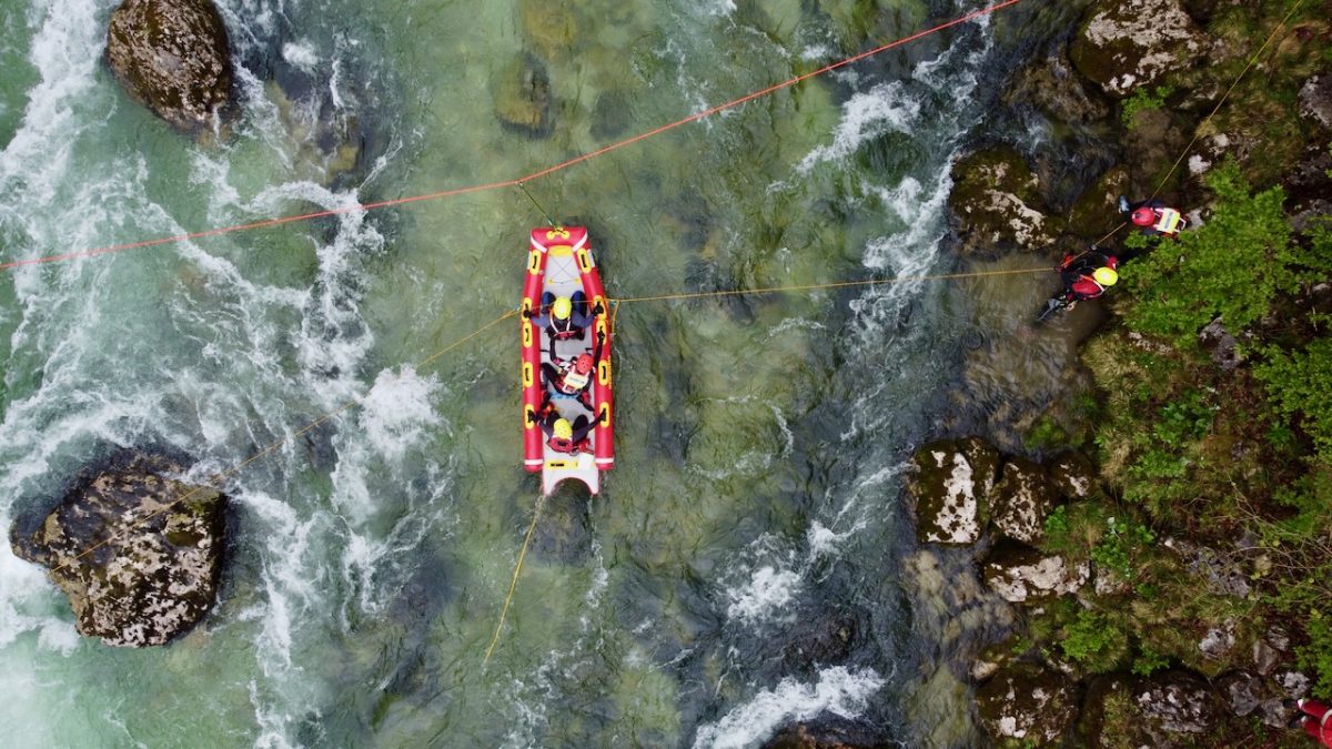 Boot in Seilfähre eingehängt transportiert Personen über Fluss